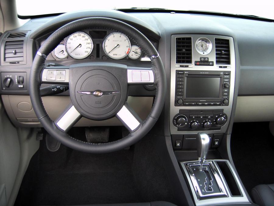  Chrysler 300C SRT8 Touring 2005 года  (фото 5 из 9)